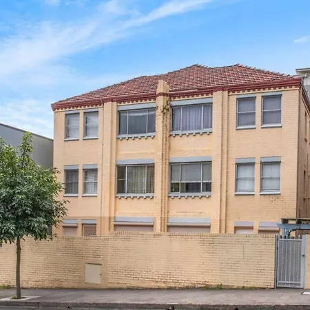 2 Bedroom Small Unit 1 Minute Walk To Shopping Centre No Parking Slot Wollongong Exterior photo
